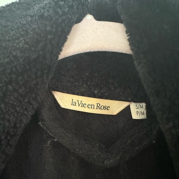 Fuzzy black robe. In good condition. Fits small to medium size - Picture 2 of 4